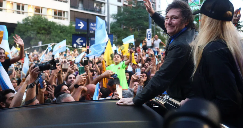 Javier Milei y Karina Milei en Córdoba, en el acto de cierre de la campaña presidencial.