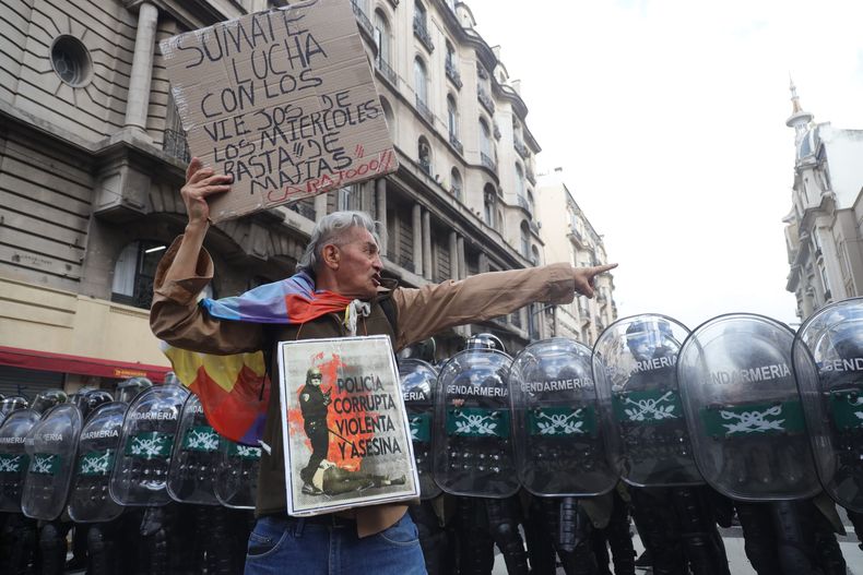 Protesta y represión en la marcha de jubilados e hinchas (Foto Pilar Camacho)