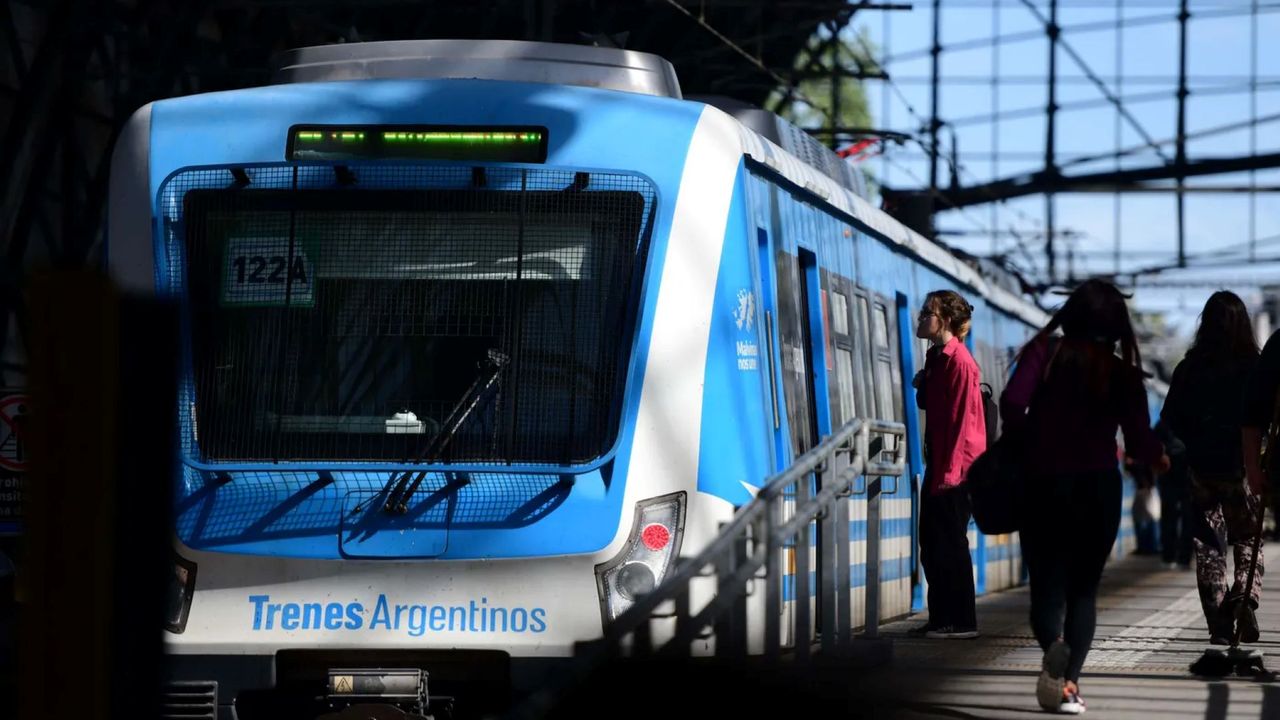 Los trenes de Javier Milei: menos servicios, disminución de pasajeros y más saltos de molinete