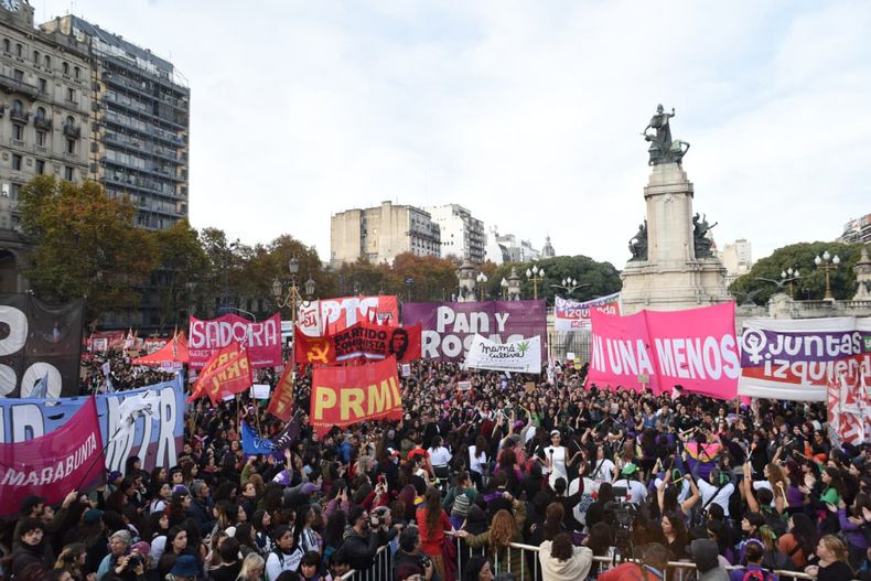 Ni una menos: marcha feminista frente al Congreso.