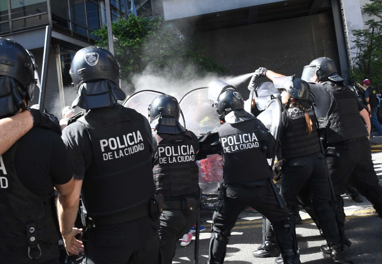La Policía de la Ciudad arroja gas pimienta hacia los manifestantes (Fuente: Télam).