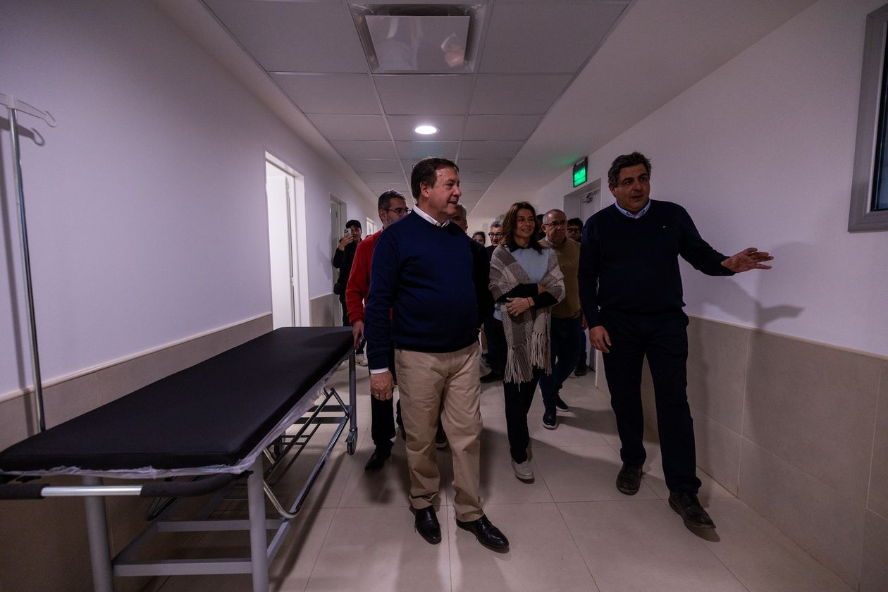 Un paso adelante, Alberto Weretilneck y Demetrio Thalasselis, en la recorrida por la ampliación del Hospital de Bariloche.&nbsp;