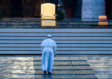 El papa Francisco camina solo en el Vaticano