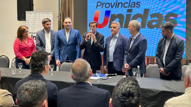 Habla Carlos Sadir, escuchan Maximiliano Pullaro, Martín Llaryora, Juan Schiaretti y Gustavo Valdes. La campaña de Provincias Unidas estalló en Río Cuarto.