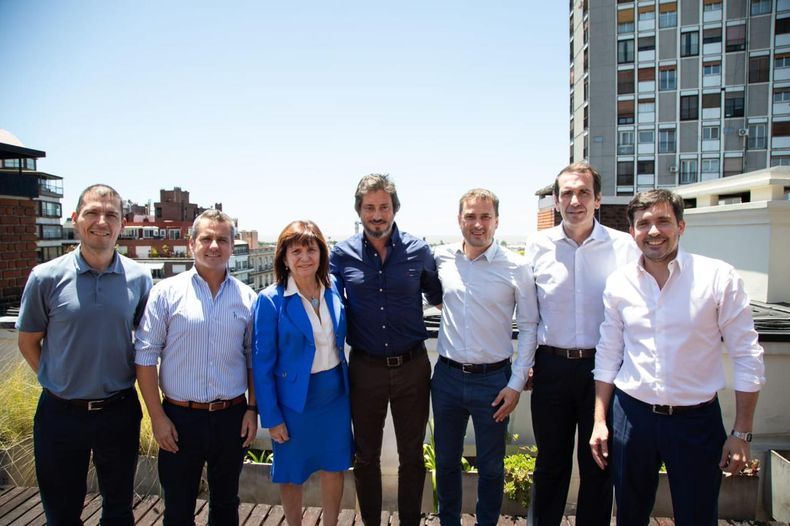 De azul, abrazado a Patricia Bullrich, Martín 