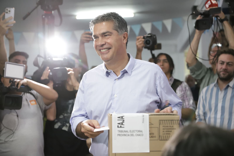 El gobernador Jorge Capitanich emitió su voto a las ocho de la mañana en Resistencia.