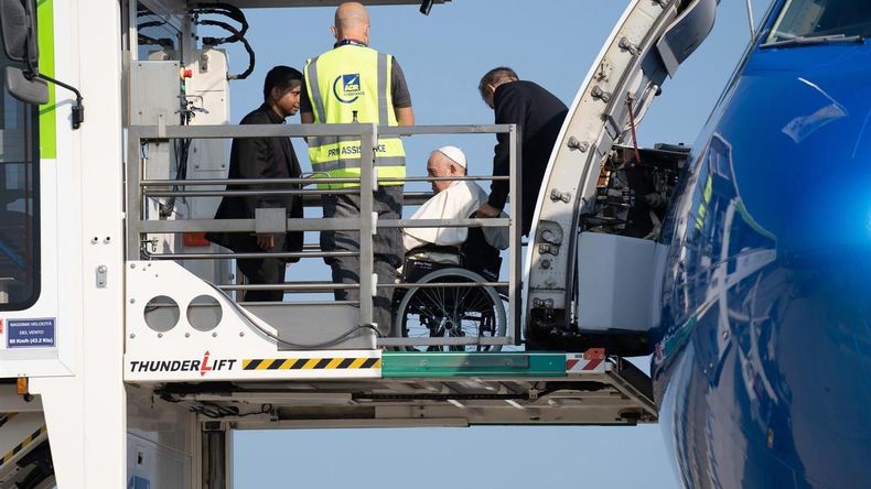 El papa es ingresado en silla de ruedas en un avin para iniciar un viaje internacional