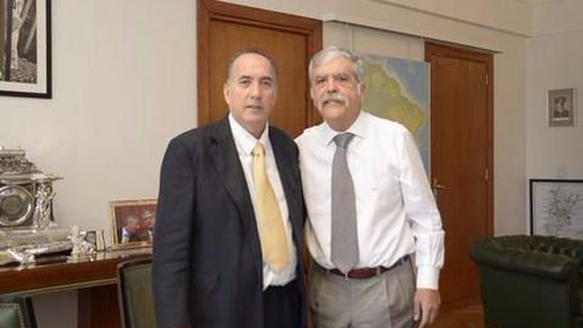 denunciaron ante el inadi al director de yacyreta por decir que los correntinos se dedican ?a dormir la siesta y tomar terere?