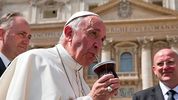 El papa Francisco toma mate en el Vaticano
