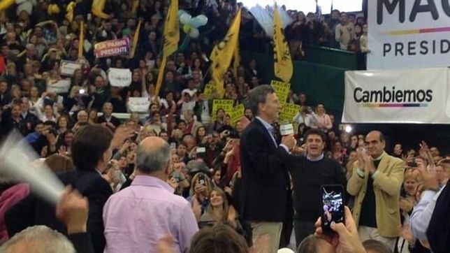 cientos de militantes y funcionarios escuchan a macri en ferro