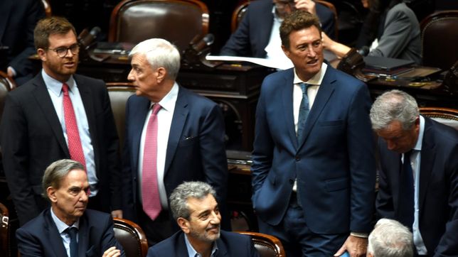 Miguel Pichetto con Álvaro González, Oscar Carreño, Nicolás Massot, Ignacio García Aresca y Emilio Monzó. Los bloques del medio que complotan contra Javier Milei. 