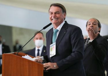 Bolsonaro y el viejo truco de ocultar la muerte con el fútbol