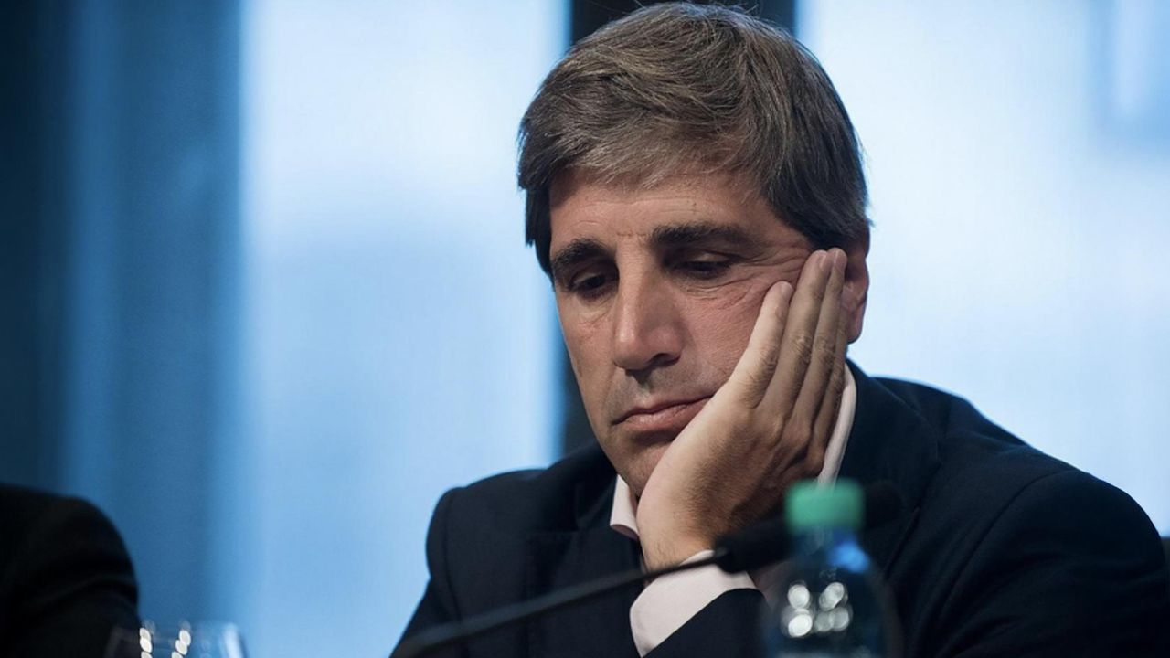 Toto Caputo, enfrenta un supermiércoles previo a las elecciones.