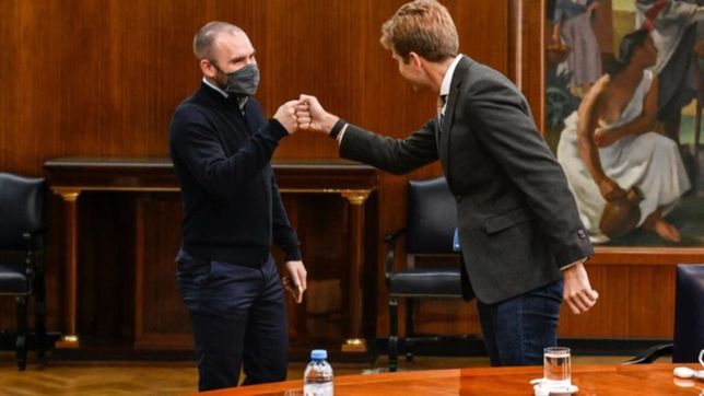 guzman y una foto contra el exodo de empresas