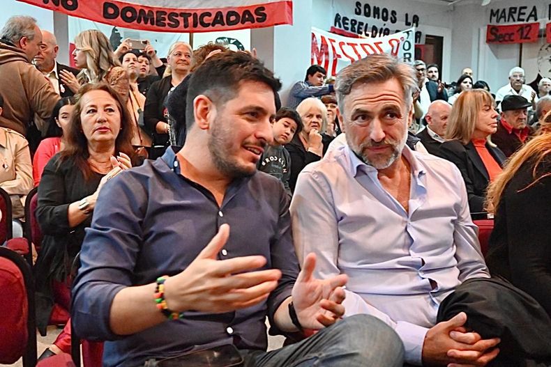 Marcos Ferrer y Ram&oacute;n Mestre cuando se reencontraron, despu&eacute;s de algunos chispazos, en la asunci&oacute;n de la autoridades de la UCR de la ciudad de C&oacute;rdoba.