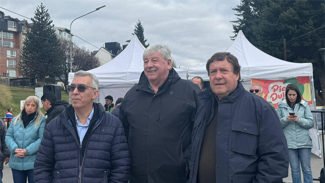 El gobernador de Río Negro, Alberto Weretilneck, junto a Facundo López y Walter Cortés, en la 54° Fiesta Nacional de la Nieve.