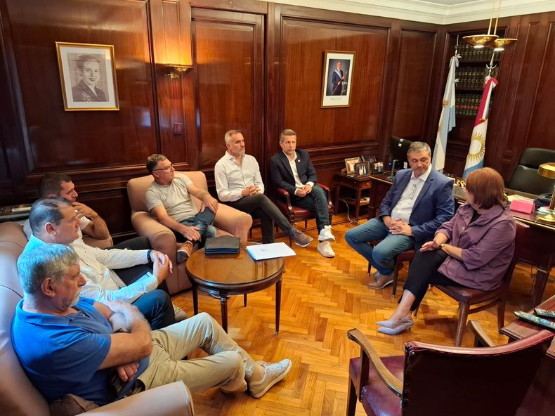 Los intendentes cuyas localidades son cruzadas por la ruta 158 se reunieron el año pasado con funcionarios de Nación, junto a la senadora Alejandra Vigo.