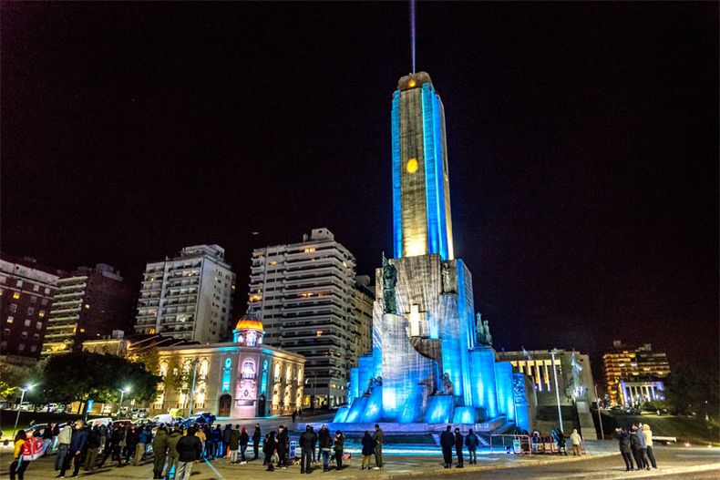 Las obras en el Monumento a la Bandera volvieron a paralizarse luego de que el gobierno de Javier Milei discontinuará el pago de los trabajos.