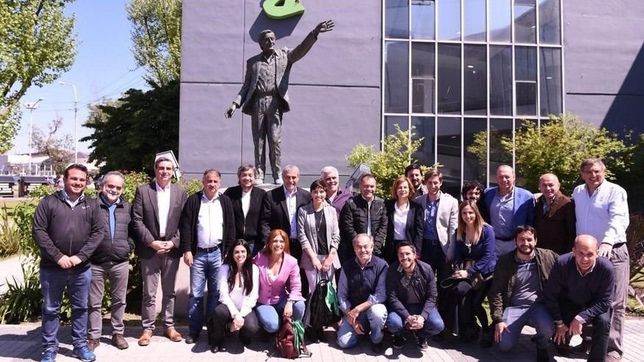 maximo apura el armado bonaerense k con una cumbre en el interior