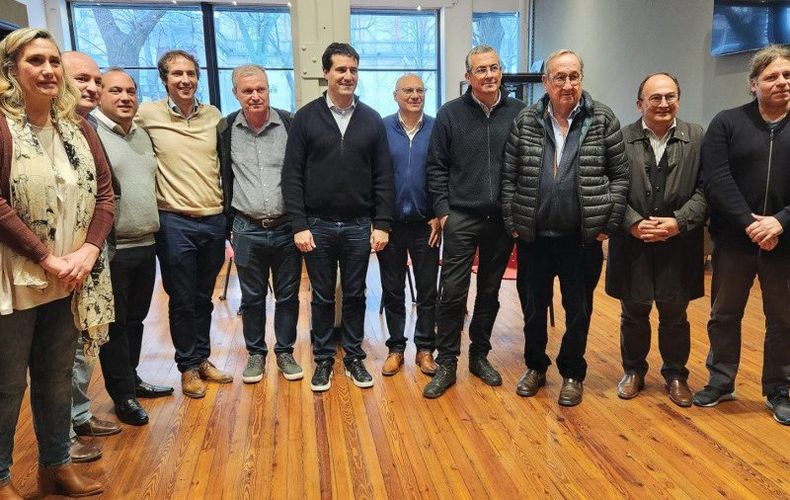 Maximiliano Abado con intendentes de la UCR.