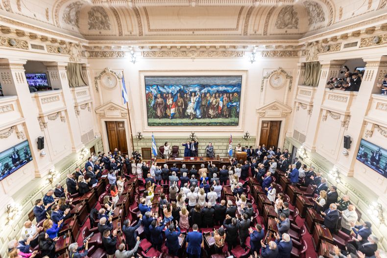 Asamblea legislativa en la asunción del nuevo gobernador