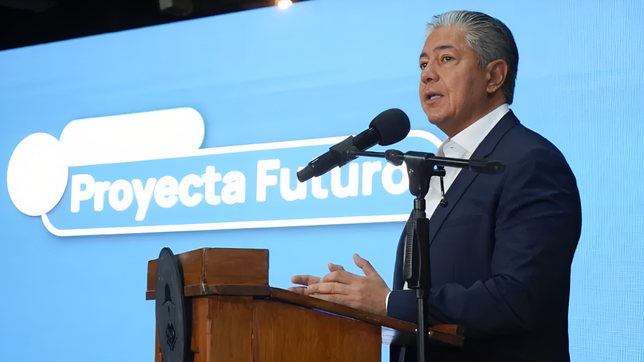 Rolando Figueroa viajó a Estados Unidos en busca de inversiones. 