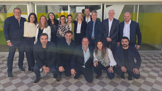 Fernando de Andreis con la dirigencia del PRO en Santa Fe.