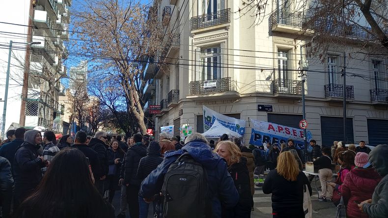 La esquina de San José y Humberto 1°, corazón de la vigilia por CFK. 