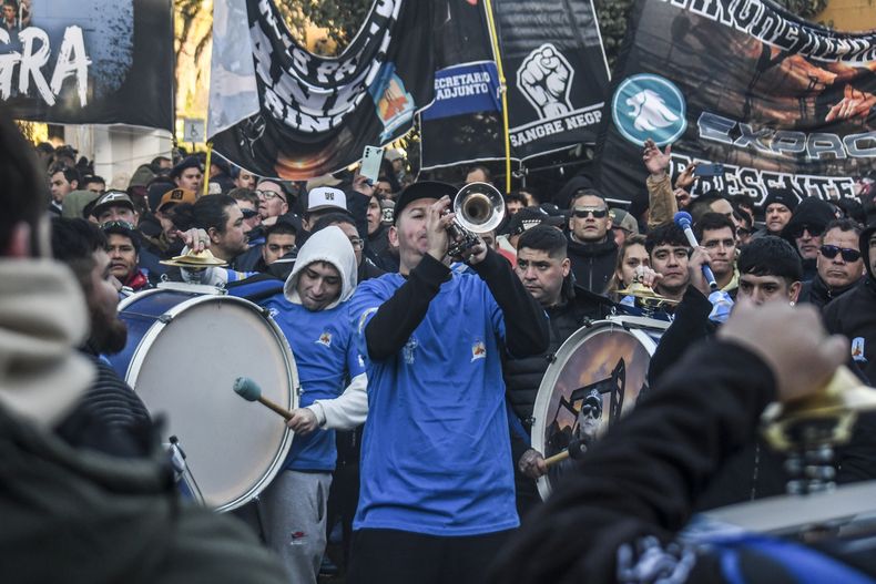 Santa Rosa, capital de La Pampa, se vio sacudida por la movilización que llegó desde 25 de Mayo: unas 2.000 personas pidieron que saliera la ley. FOTO: www.radiokermes.com
