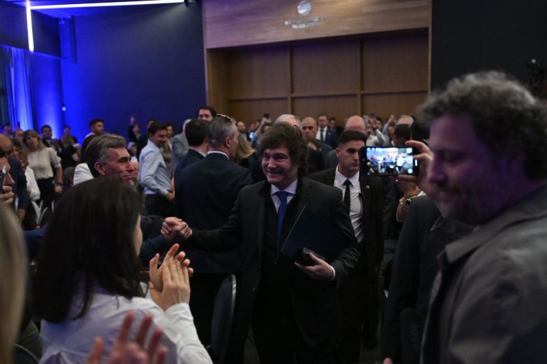 Javier Milei empezó la campaña con críticas a Juan Schiaretti y al Congreso
