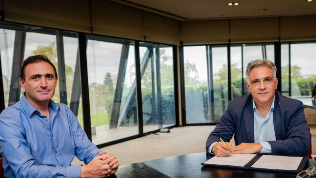 Martín Llaryora y su ministro de Justicia, Julián López, en la firma de los pliegos de fiscales.