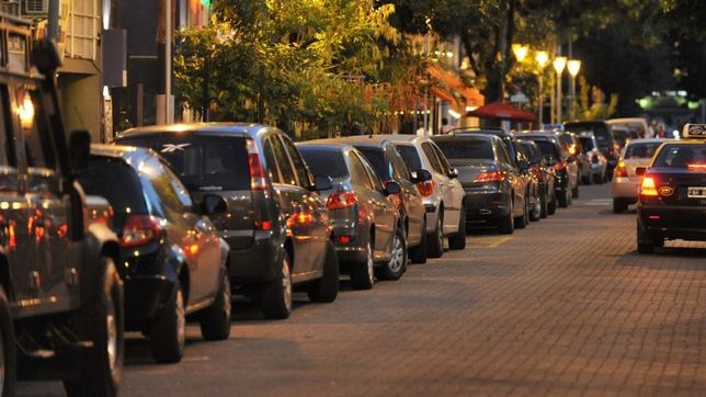 Estacionamiento en la calle. (Seeker Parking). 