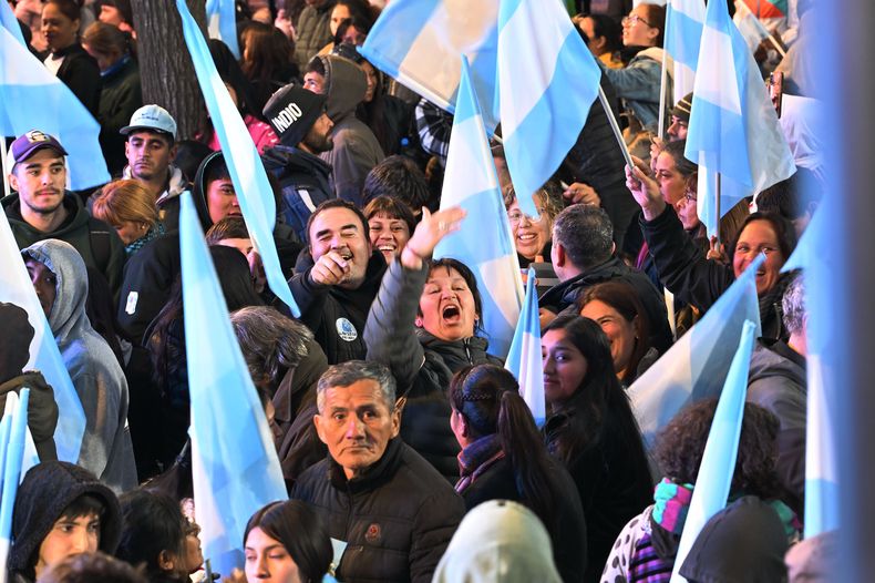 La militancia peronista festeja en el búnker de Fuerza Patria, en La Plata.