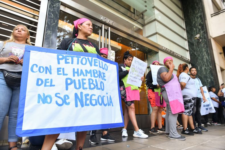 La "fila de la pobreza" en la vereda del Ministerio de Capital Humano.