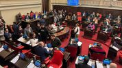 Sergio Berni, con los tapones de punta contra Verónica Magario en el Senado.