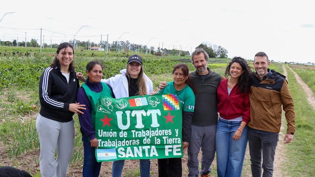 Caren Tepp en la asamblea de Fuerza Patria en Monte Vera junto Romina Sonzogni y Noelia Formento.
