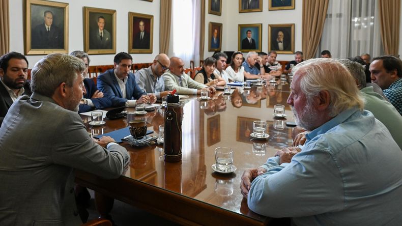 Frigerio y, a su derecha, José Ángel Allende, líder de UPCN y sindicalista más cercano a la Casa Gris.