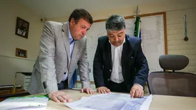 El gobernador de Río Negro, Alberto Weretilneck, junto al intendente de Comallo, Raúl Hermosilla.