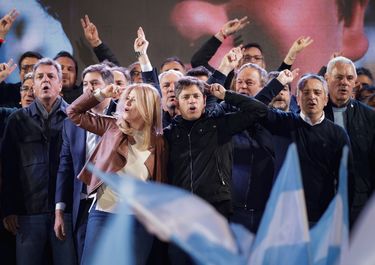 El festejo de Axel Kicillof por el triunfo de Fuerza Patria. 