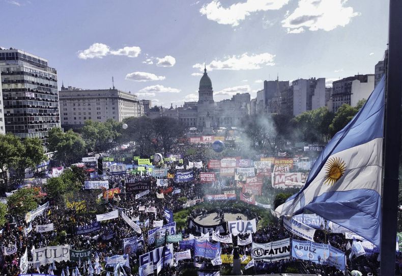 La comunidad universitaria, la oposición y los sindicatos marchan contra el veto a la Ley de financiamiento de las casas de altos estudios.