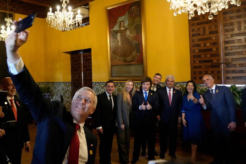 El mandatario argentino junto a varios presidentes latinoamericanos y Karina Milei. 