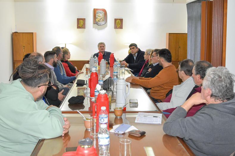 El encuentro en el PJ de La Pampa: Ziliotto y Bensusán en la cabecera, junto a los representantes de los otros partidos que integran el frente anti-Milei.  