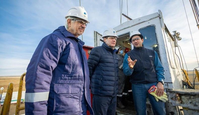 El gobernador de Tierra del Fuego, Gustavo Melella, de recorrida por pozos petroleros.