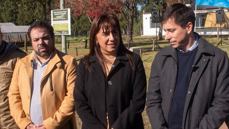 La senadora Gladys Domínguez, en Feliciano, junto al ministro de Gobierno y Trabajo, Manuel Troncoso, y al secretario General de la Gobernación, Mauricio Colello.