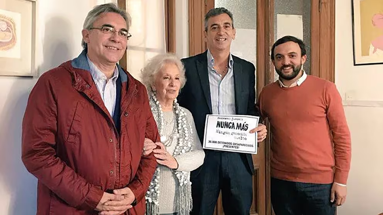&iquest;Nunca m&aacute;s? Florencio Randazzo con Estela de Carloto. Ahora se saca fotos con el procesista Ricardo Bussi.