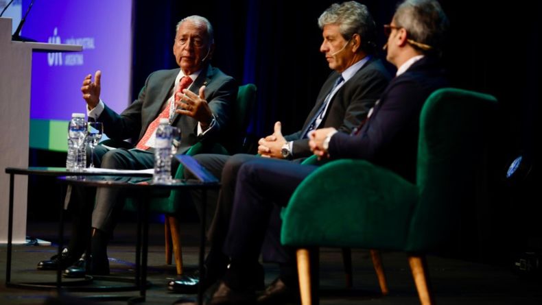 Daniel Funes de Rioja, titular de la UIA, dialoga con el enviado gubernamental Juan Pazo