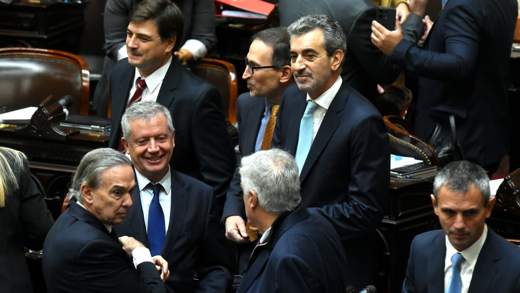 Martín Menem, después de saludar a Emilio Monzó, Florencio Ranzazzo y Miguel Ángel Pichetto.  