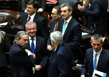 Martín Menem, después de saludar a Emilio Monzó, Florencio Ranzazzo y Miguel Ángel Pichetto.  