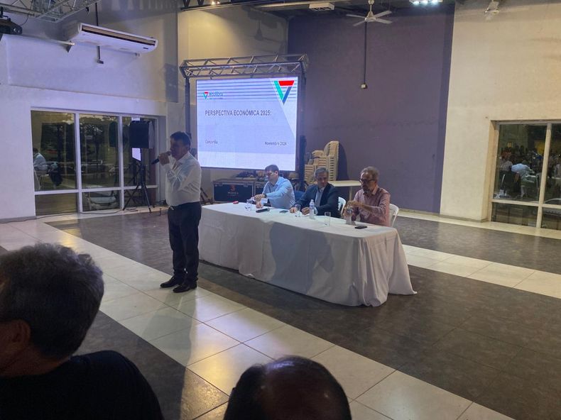 Michel, en la mesa, junto a Gustavo Marangoni y Diego Bossio, el viernes por la noche en la sede del Sindicato de Empleados de Comercio de Concordia. Asistieron dirigentes sindicales de Comercio; la UOCRA; La Bancaria; y de SIATRASAG, que nuclea a los trabajadores de la represa de Salto Grande. 