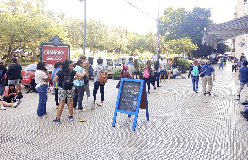 Fila de la pobreza en la vereda del Ministerio de Capital Humano. (Foto: NA / Juan Vargas)